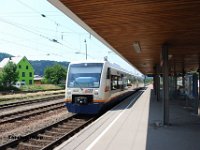 20130714-B05  RS1-527 und ein Unbekannter der SWEG in der &#34;Orstenau-S-Bahn&#34; Lackirung am 14.07.2013 in Hausach mit Zug nach Freudenstadt