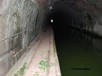 20130717-B030  Blick in den anderen Tunnel vom Canal du Rhin au Marne wo man selbst noch die Gleise drin sieht...