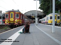 09082013-B53  Mein treuer Begleiter Posiert vor 2 Belgier in Aachen Hbf