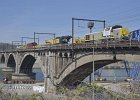 L-36A-24-25-04-2021-B25  ... mit zwei HLD77er auf dem Pont-de-Renory (25.04.2021)